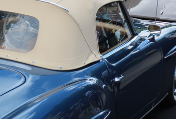Obraz na płótnie Canvas Old car seen from its side