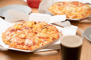 ピザを手に取る家族