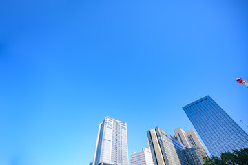 青空と都会的なビル群