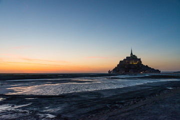 Obraz premium Mont Saint Michel at night
