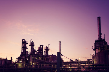 Fototapeta premium 夕焼け 黄昏 工場 工業地帯 横