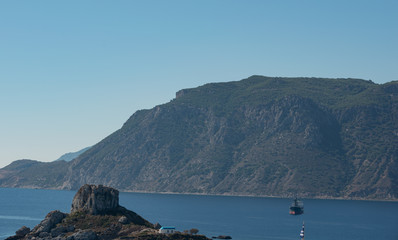 Fototapeta na wymiar Blau weiße Kirche auf der kleinen Insel Agios Stefanos Kéfalos Kos Griechenland