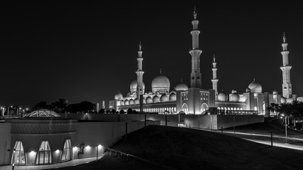 Fototapeta na wymiar sheikh zayed grand mosque at night