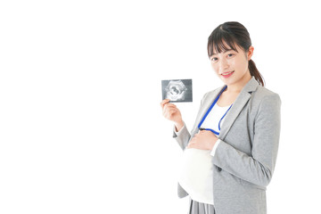 エコー画像を持つ妊娠中のビジネスウーマン