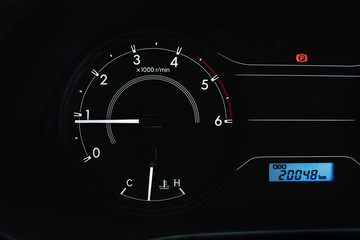 Rpm gauge, idle speed at 800 rpm and radiator temperature gauge,hand brake warning light,odometer.