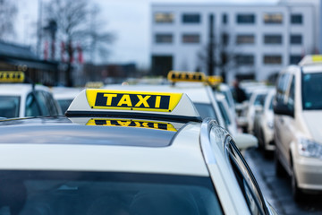 Taxi Schild auf Auto Dach