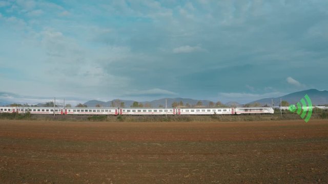 Treno alta velocit&agrave; futuristico senza conducente, con guida autonoma intelligente.