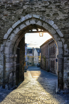 Blick durch das historische Stadttor in die Altstadt von Ahrweiler