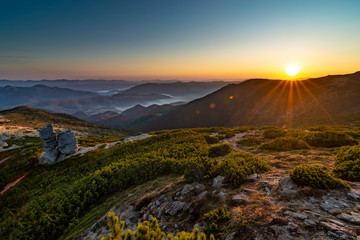 Obraz premium Amazing sunrise high in the mountains.