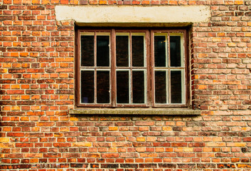 Una vieja ventana en una pared de ladrillos.