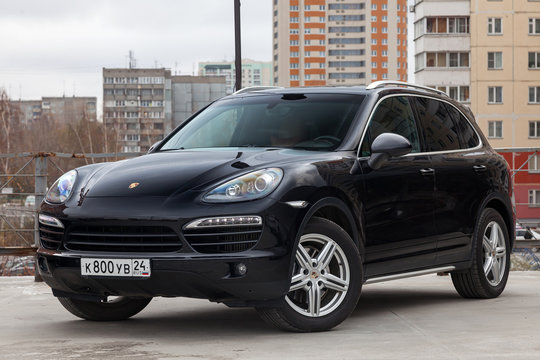 Front view of Porsche Cayenne Diesel  958 2012 in black color after cleaning before sale in a sunny summer day