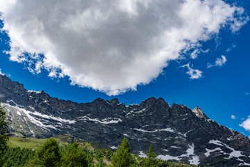 Fototapeta na wymiar Nice day on Matterhorn surroundings, italian Alps.