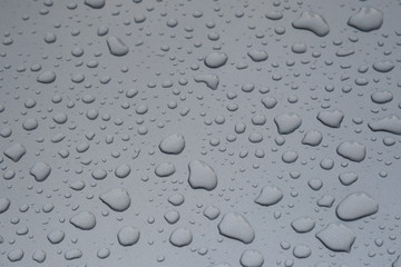 Gocce d'acqua su fondo griglio in una giornata di pioggia 