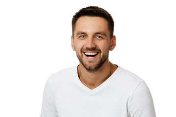 Obraz premium Szczegół portret uśmiechnięty przystojny brodaty mężczyzna w białej koszuli, patrząc na kamery na białym tle