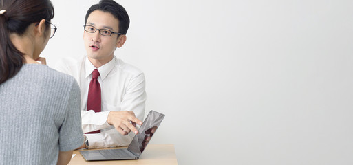 説明する男性