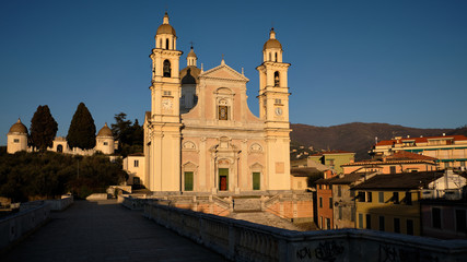 Foto scattata al tramonto alla Basilica di San Pietro a Lavagna.