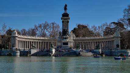 Fototapeta na wymiar Foto scattata al monumento ad Alfonso XII all'interno del Parque del Retiro a Madrid.