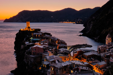 Foto scattata durante il tramonto a Vernazza nelle Cinque Terre.