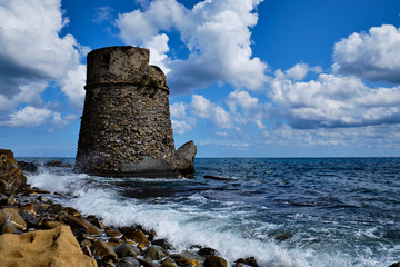 Foto della famosa Torre di Prarola sulla strada per Imperia vista dal livello del mare..