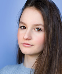 Obraz premium Portrait of teenage girl looking at camera