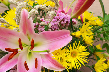 ユリのフラワーアレンジメント - Beautiful lily in flower arrangement