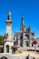 Fototapeta na wymiar Sainte-Anne-d'Auray. Statue de Sainte-Anne, fontaine et basilique Sainte-Anne . Morbihan. Bretagne