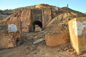 Construcción minera abandonada en ruinas en España