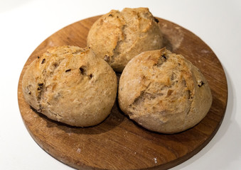 Vollkorn Dinkel Brötchen gebacken auf einem Holzteller