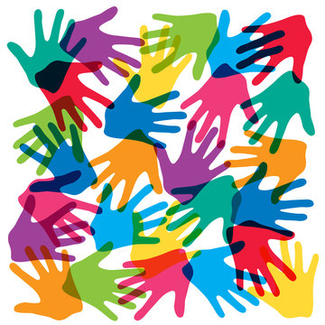 Concept de la liberté et du bonheur avec des mains multicolores qui se superposent pour symboliser la fraternité entre les hommes.