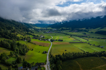 Strasse in die Berge, Alpen, Luftaufnahme - 303541397