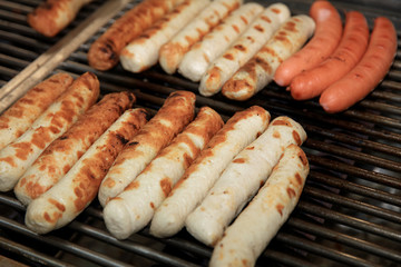 Bratwürste auf dem Grill