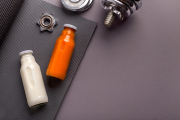 Naklejka premium Creative background with two detox drinks on gray