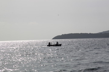 barque de pêcheurs à contrejour