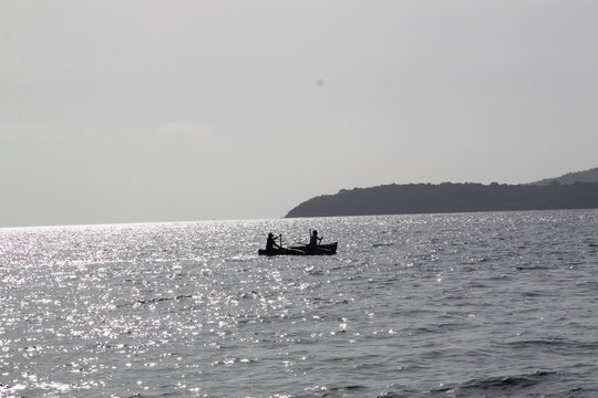 barque de p&ecirc;cheurs &agrave; contrejour