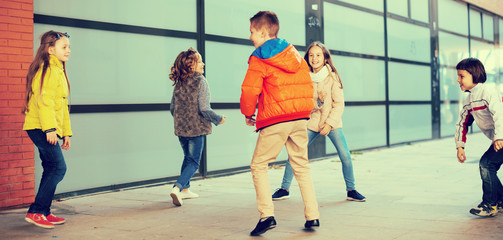 boys and girls run on platform to catch each other