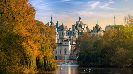 Obraz premium Autumn cityscape about London from St. James park