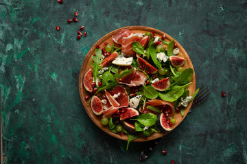 Prosciutto and fresh figs salad with cheese