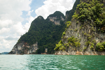 Obraz premium Karst mountains of lake Cheo Lan in Thailand
