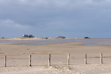 Sanddünen und Pfahlbauten im Tideland von Sankt Peter-Ording, Nordsee, Deutschland