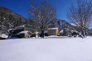 Fototapeta na wymiar 冬の晴れ間、雪の校庭。喰丸　昭和　福島　日本。１月下旬。