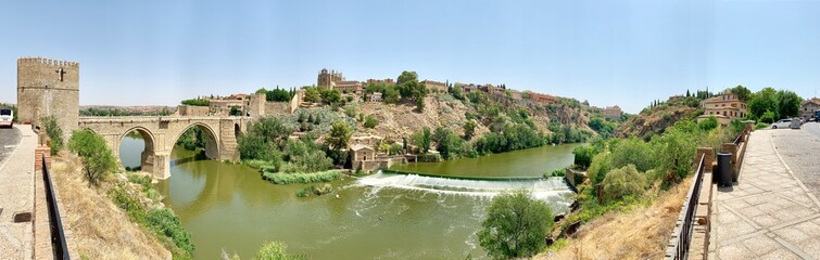 Fototapeta na wymiar Scenery view of city Toledo with iconic bridge