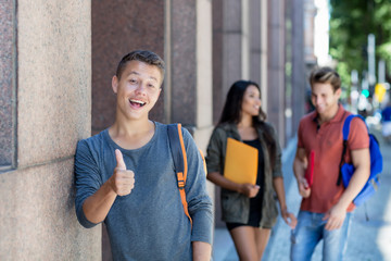 Student freut sich über gute Klausur