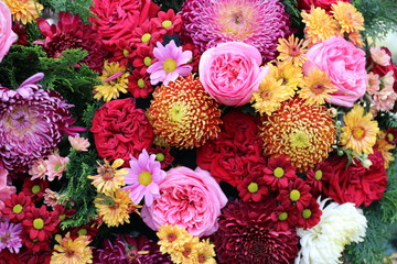 Trauerkranz mit bunten Blumen im Herbst nach Beerdigung 
