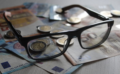 Occhiali e banconote in euro