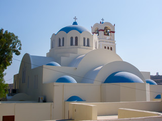 Fototapeta na wymiar Blue and white building in Greece