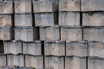 Die Steine auf dem Gehweg werden nach Bauarbeiten neu verlegt