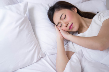 Obraz na płótnie Canvas woman sleeping in bed