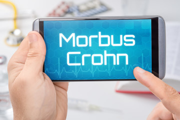Smartphone mit dem Text Morbus Crohn auf dem Display