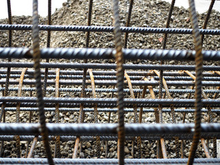 Estructuras de hierro y piedras para construcción.