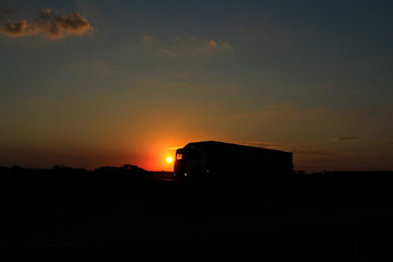 Caminhão ao por do sol
